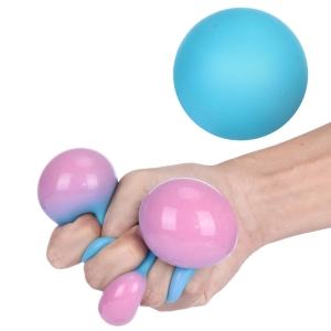 Una mano stringe una palla antistress che cambia colore da blu a rosa quando viene premuta