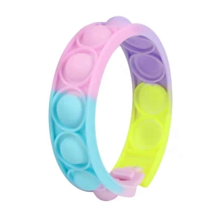 Un braccialetto colorato con pop-it