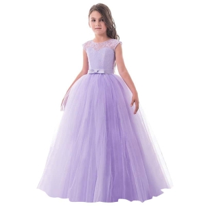 Una bambina indossa un abito da festa senza maniche in tulle e pizzo in stile principessa viola