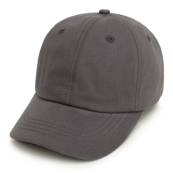 Cappello da baseball grigio scuro su sfondo bianco girato leggermente ad angolo
