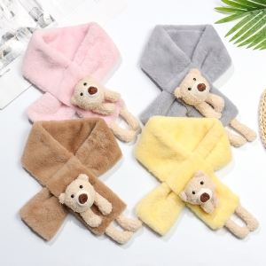 quattro sciarpe piegate trasversalmente e disposte a coppie, ognuna con un orsetto su un'estremità. I colori sono rosa, grigio, marrone e giallo