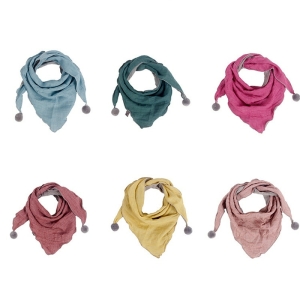 Sciarpe a triangolo per ragazze con un piccolo pompon ad ogni estremità, i - modelli sono disposti uno accanto all'altro, come se fossero avvolti intorno al collo, e sono disponibili in diversi colori: blu, verde, rosa, rosso, giallo e rosa chiaro