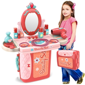 Tavolo da toeletta con specchio e accessori in rosso e rosa e una bambina in piedi con il tavolo da toeletta imballato in una valigia