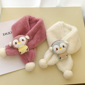 Sciarpa in morbido peluche con motivo di pinguino in diversi colori su un tavolo per ragazze