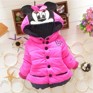 Giacca con cappuccio Disney Mickey e Minnie per una bambina su un tavolo con un bouquet di fiori
