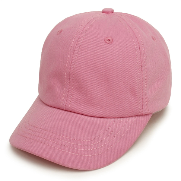 Cappello da baseball rosa scuro su sfondo bianco girato leggermente ad angolo