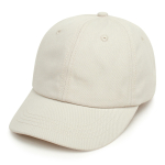 Cappello da baseball beige su sfondo bianco girato leggermente ad angolo