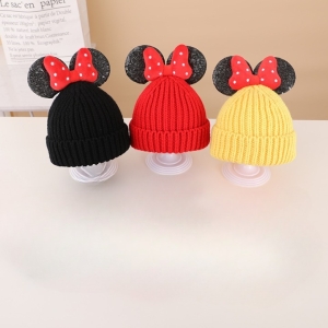 Cappello di lana Minnie per bambini su un tavolo multicolore