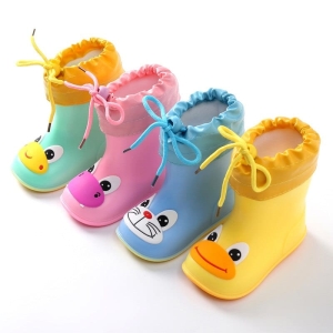 Stivali di gomma impermeabili con stampe di animali per le bambine. Di buona qualità e molto alla moda, con diversi colori disponibili.