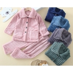 Pigiama in pile di flanella morbido e caldo per le bambine. Di buona qualità e molto confortevole, in diversi colori.