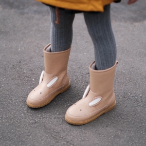 Stivali di gomma impermeabili a forma di orsacchiotto per bambine, indossati da una bambina
