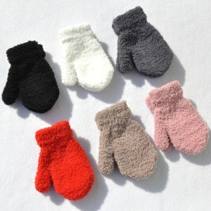 Caldi guanti invernali in peluche per le bambine in una gamma di colori