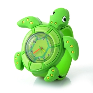 Orologio 3D per ragazze a forma di tartaruga verde con macchie gialle sul corpo