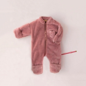 Pagliaccetto in morbido pile rosa per neonati con una piccola tasca sul petto