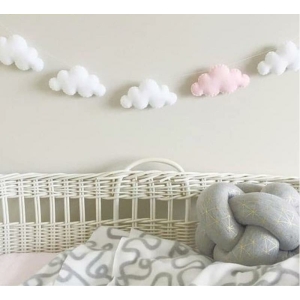 Decorazione per la camera da letto di una ragazza a forma di nuvola bianca, rosa e grigia, collegata da un filo e sospesa sopra un letto bianco con un piumone grigio