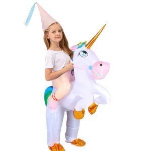 Travestimento da unicorno gonfiabile bianco e arcobaleno indossato da una bambina con un cappello a spillo in testa