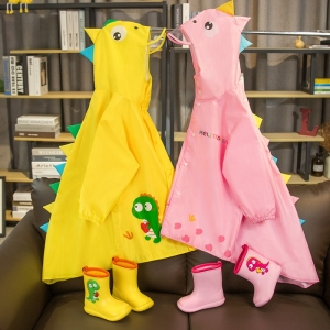 Mackintoshes per ragazze in rosa e giallo con un drago verde, su un divano e davanti a una libreria