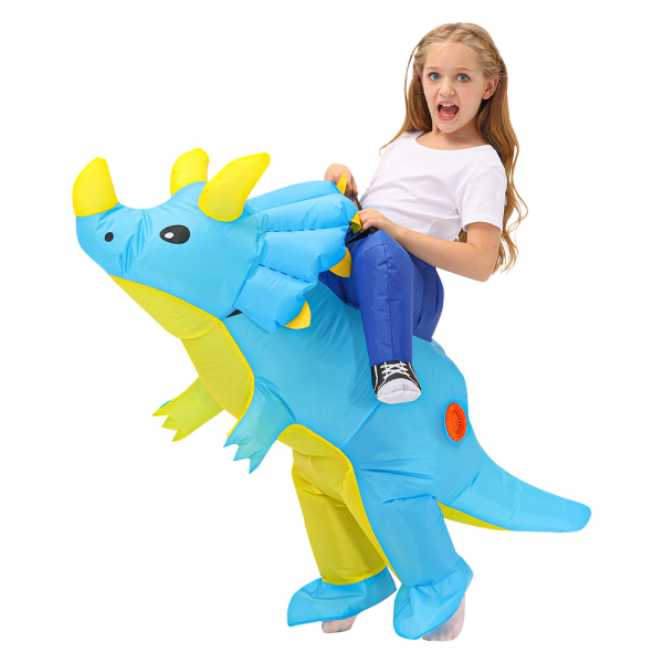 Costume da dinosauro blu e giallo indossato da una ragazza con una maglietta bianca