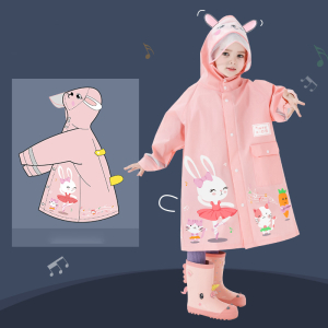Mackintosh rosa per ragazze con un motivo di un coniglio danzante, piccoli gatti e una carota, indossato da una bambina