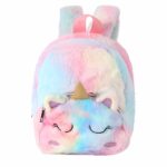 Zaino unicorno con pelliccia di peluche su sfondo bianco