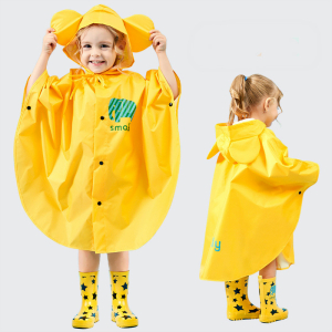Mackintosh giallo per bambini indossato da una bambina con stivali da pioggia gialli e neri