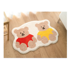 Un tappeto per la cameretta di un bambino con un simpatico duo di orsetti dei cartoni animati, vestiti con un maglione rosso e uno giallo. Lo sfondo è beige. Il tappeto è posato su un pavimento in legno chiaro.
