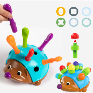 Giochi Montessori con riccio per bambine con diverse forme colorate