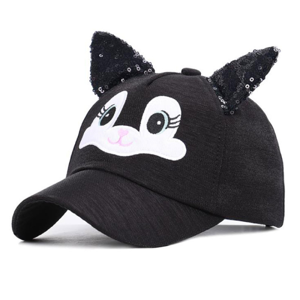 Un berretto nero per le ragazze. La parte anteriore presenta un simpatico volto di animale stampato in bianco. Sulla parte superiore, ci sono due piccole orecchie nere con paillettes.