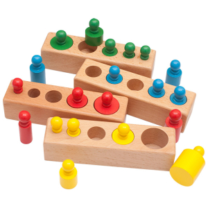 Giochi Montessori in legno 5 buche con 4 file per bambine in legno con sfondo bianco