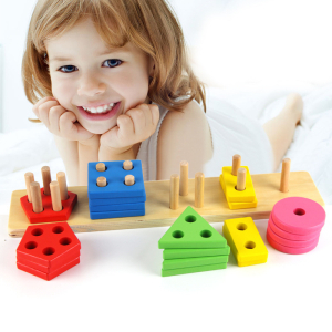 Giochi Montessori in legno colorati con forme geometriche per bambine con una bambina sorridente sullo sfondo