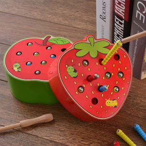 Set Montessori di mele e fragole per bambine rosso con sfondo in legno