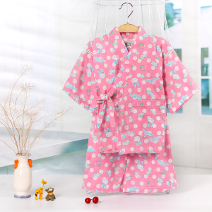 kimono rosa con piccoli conigli su una gruccia, accanto a una finestra e a un piccolo vaso