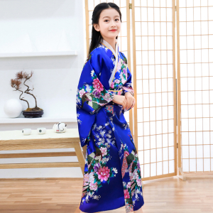 Una bambina che indossa un kimono floreale blu.