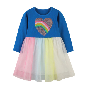 su uno sfondo bianco, un abito con un top blu scuro e un cuore color arcobaleno sul davanti, e uno slip in tule multicolore