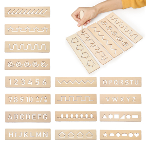 Diverse tavole di legno per esercitarsi a scrivere l'alfabeto, i numeri e le forme in generale