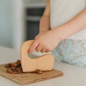 Mini coltello in legno naturale con manico largo, ideale per i bambini.