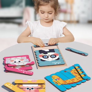 Una bambina seduta davanti a un tavolo con 4 diversi puzzle da giocare, rimette in ordine il puzzle del panda e, accanto, 1 giraffa, 1 scimmia e 1 coniglio