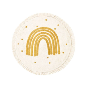 Morbido tappeto arcobaleno beige con nappe per bambini presentato su sfondo bianco