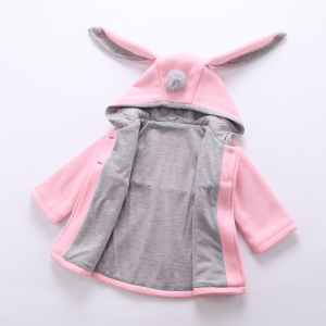 Cappotto da bambina rosa a maniche lunghe con orecchie da coniglietto, presentato piatto aperto