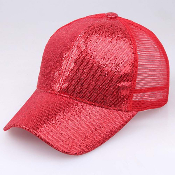 Cappellino rosso glitterato per ragazze su sfondo bianco