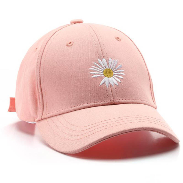 Cappellino rosa con fiore bianco per ragazze su sfondo bianco