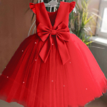 Abito in tulle rosso per ragazze appeso ad una gruccia