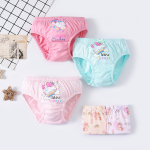 Set di cinque mutandine su sfondo chiaro, tra cui un paio di mutandine rosa scuro in alto con il disegno di un unicorno con coda multicolore, stelle colorate e la scritta Happy Birthday, un paio di mutandine blu e un paio di mutandine rosa pallido sotto, entrambe con il disegno di un unicorno che corre su un arcobaleno e stelle e nuvole, e due paia di mutandine piegate in basso con diversi unicorni in un disegno, arcobaleno, diamante e cuore.