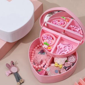Portagioie rosa da ragazza a forma di cuore con vari gioielli