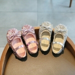Principesse ballerine con papillon scintillante per ragazze con sfondo tavolo con scarpe