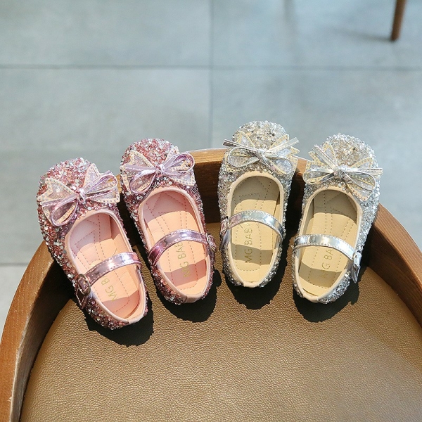 Principesse ballerine con papillon scintillante per ragazze con sfondo tavolo con scarpe