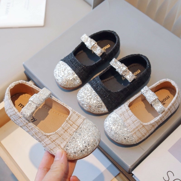 Ballerine in tessuto con fantasia glitter e check per bambine con sfondo grigio da scatola di scarpe