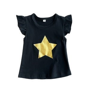 Su uno sfondo bianco, una t-shirt nera per ragazze con maniche corte e arricciate e un motivo centrale di stelle dorate a 5 punti