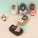 5 pantofole di peluche, di cui 3 appoggiate a una parete, ognuna con un animale in cima