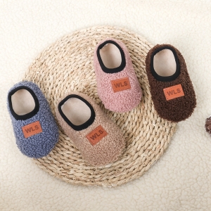 Morbide pantofole invernali in peluche per bambini in una gamma di colori. Di buona qualità e molto alla moda